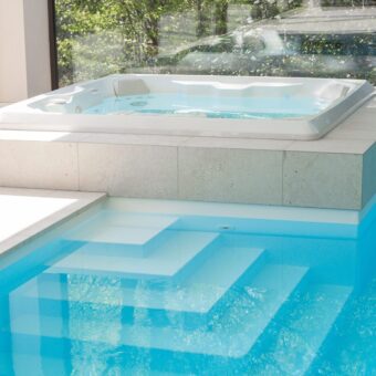 alt="binnenzwembad met hoektrap"